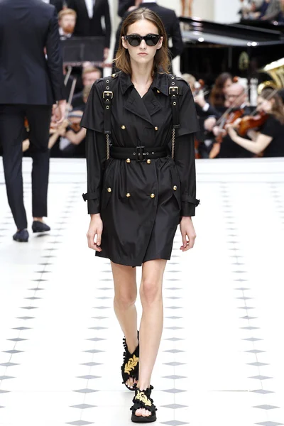 Look 16
